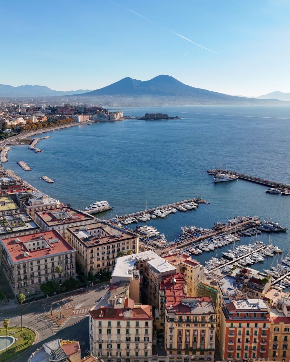 Veduta del Golfo di Napoli con il Vesuvio, il lungomare e Castel dell'Ovo